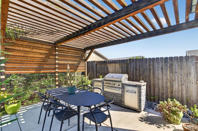 5009 Moonraker Ln, Roseville, CA 95747