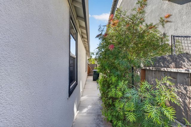 5009 Moonraker Ln, Roseville, CA 95747
