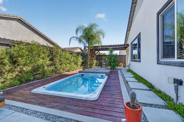 5009 Moonraker Ln, Roseville, CA 95747