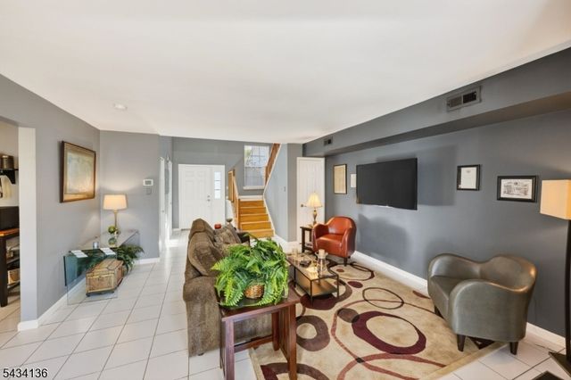 147 Picadilly Pl, Franklin Twp., NJ 08873