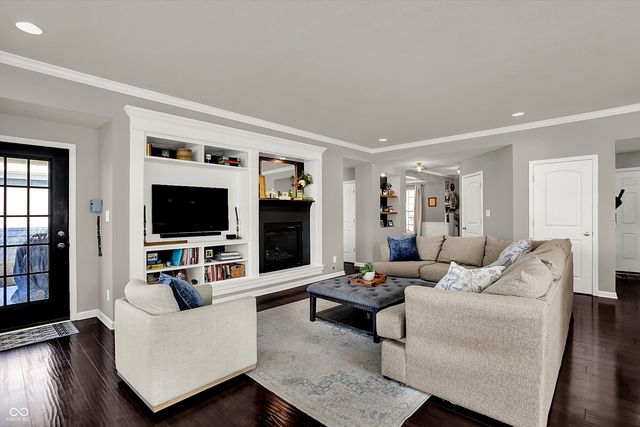 6412 Silver Maple Way, Zionsville, IN 46077