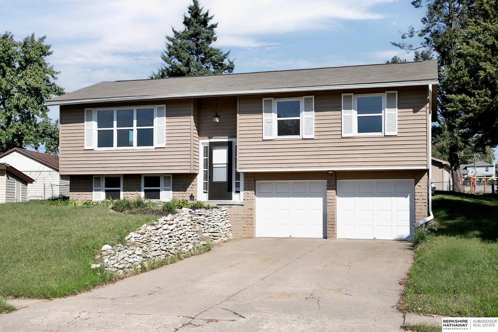 2212 Greensboro Avenue, Bellevue, NE 68005