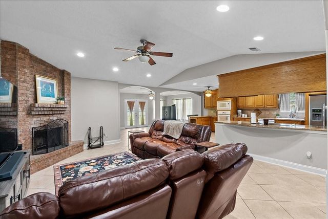 10122 Laurie Lane, Highlands, TX 77562