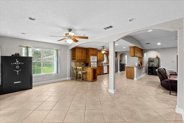 10122 Laurie Lane, Highlands, TX 77562