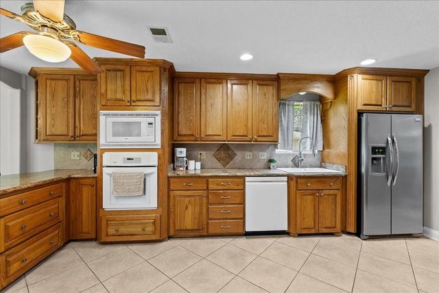10122 Laurie Lane, Highlands, TX 77562