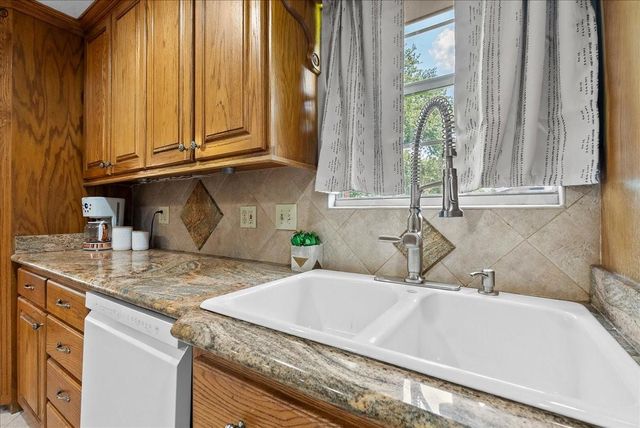10122 Laurie Lane, Highlands, TX 77562