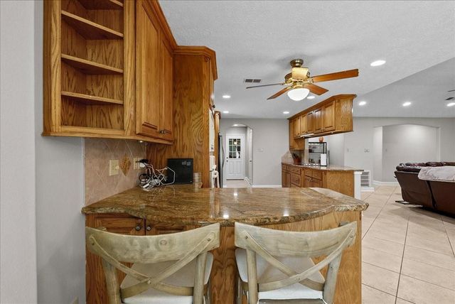 10122 Laurie Lane, Highlands, TX 77562