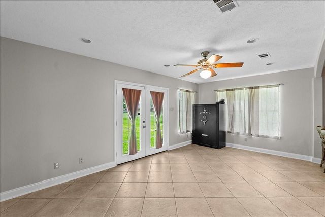 10122 Laurie Lane, Highlands, TX 77562