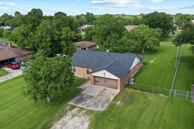 10122 Laurie Lane, Highlands, TX 77562