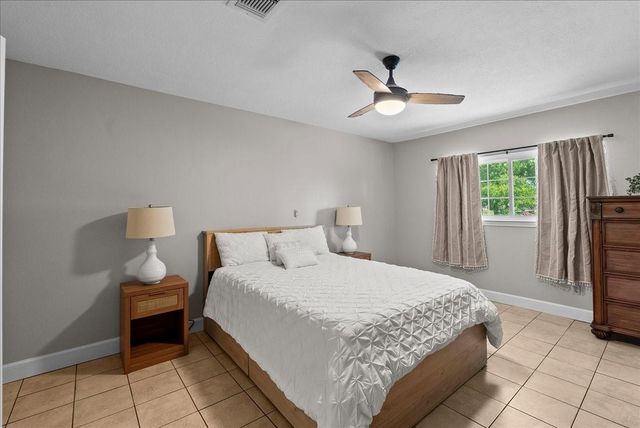 10122 Laurie Lane, Highlands, TX 77562