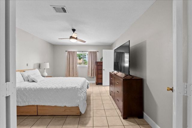 10122 Laurie Lane, Highlands, TX 77562