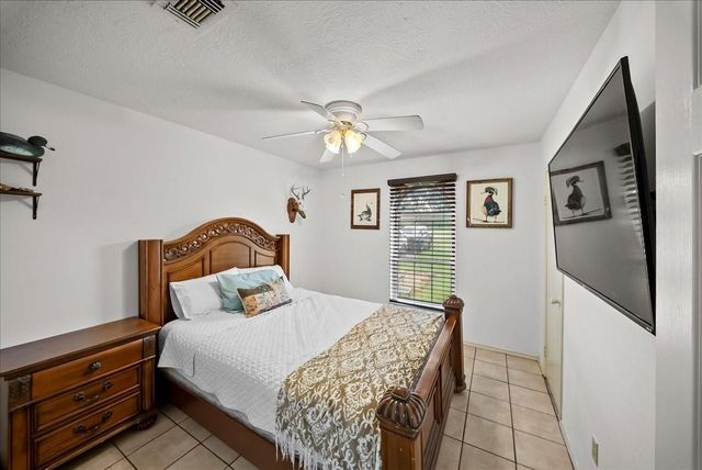 10122 Laurie Lane, Highlands, TX 77562