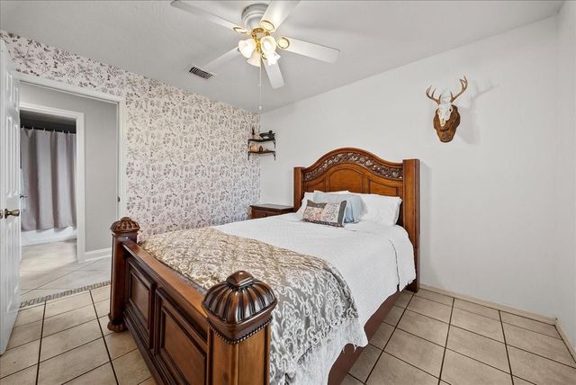 10122 Laurie Lane, Highlands, TX 77562