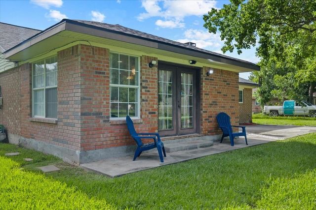 10122 Laurie Lane, Highlands, TX 77562