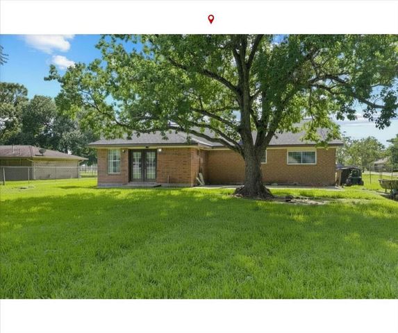 10122 Laurie Lane, Highlands, TX 77562