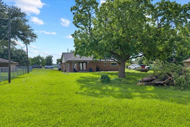 10122 Laurie Lane, Highlands, TX 77562