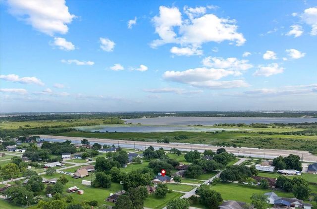 10122 Laurie Lane, Highlands, TX 77562
