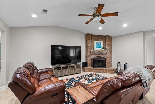10122 Laurie Lane, Highlands, TX 77562