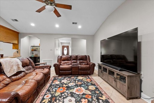 10122 Laurie Lane, Highlands, TX 77562