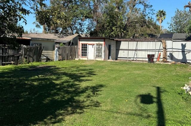 7007 Eagle Pass Street, Houston, TX 77020