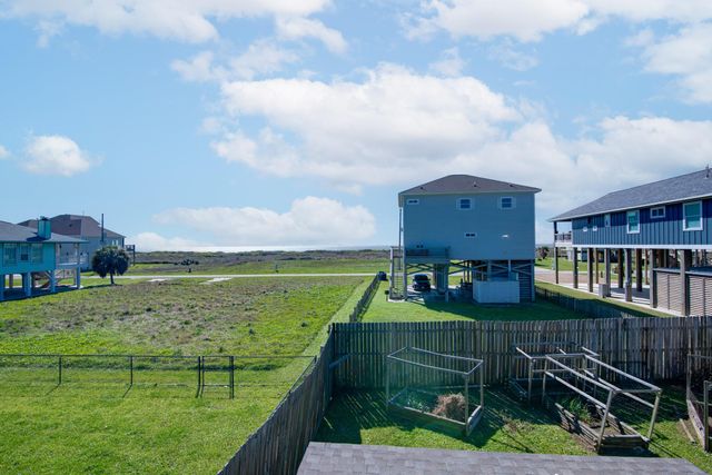 140 Ocean View Drive, Crystal Beach, TX 77650