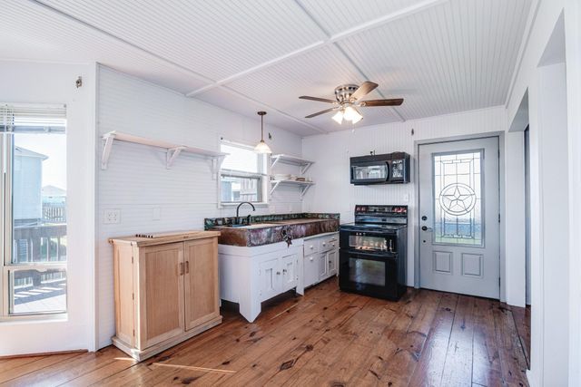 140 Ocean View Drive, Crystal Beach, TX 77650