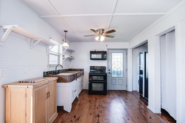 140 Ocean View Drive, Crystal Beach, TX 77650