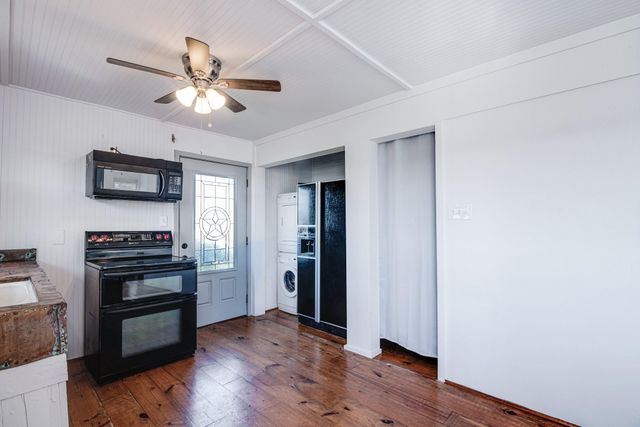 140 Ocean View Drive, Crystal Beach, TX 77650