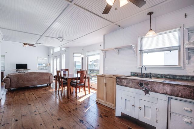 140 Ocean View Drive, Crystal Beach, TX 77650