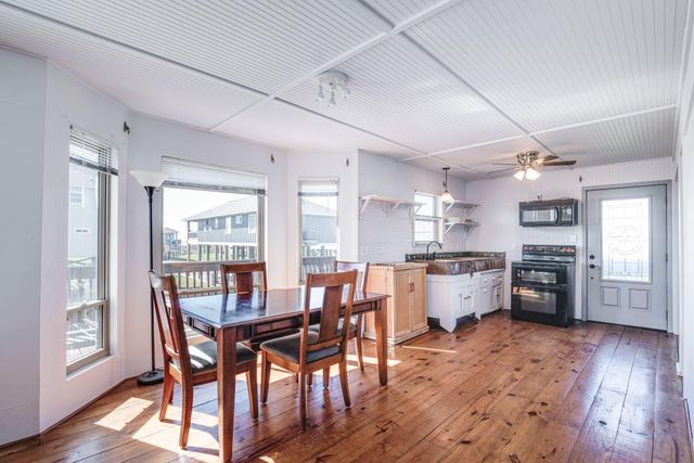 140 Ocean View Drive, Crystal Beach, TX 77650