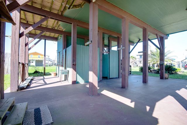 140 Ocean View Drive, Crystal Beach, TX 77650