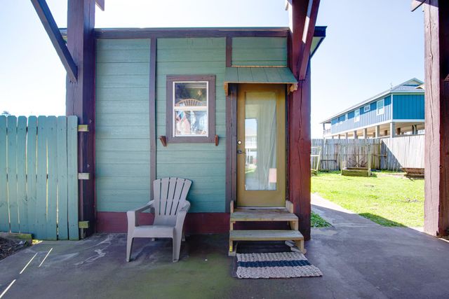 140 Ocean View Drive, Crystal Beach, TX 77650