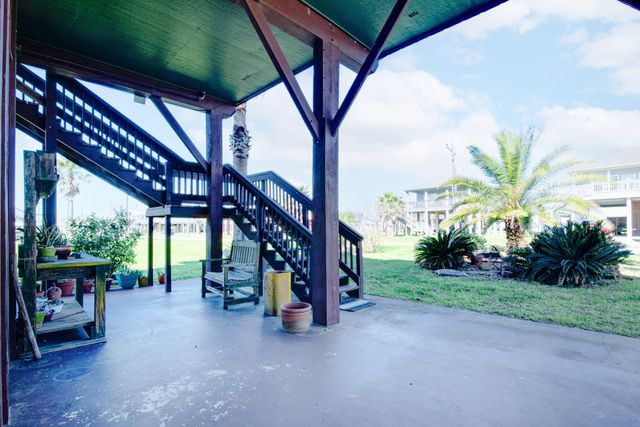 140 Ocean View Drive, Crystal Beach, TX 77650