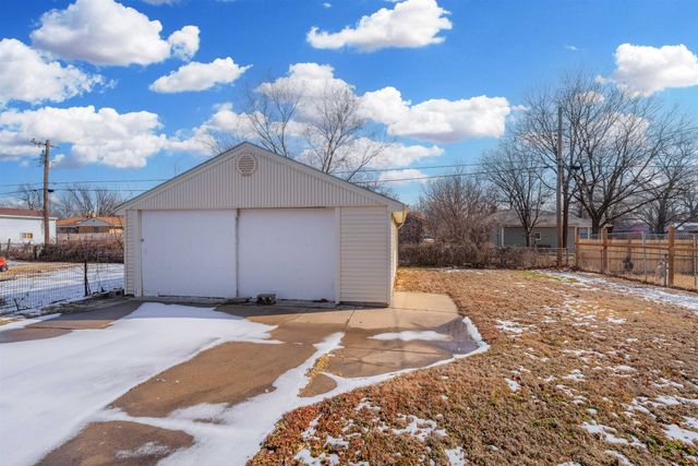 2056 S Estelle St, Wichita, KS 67211