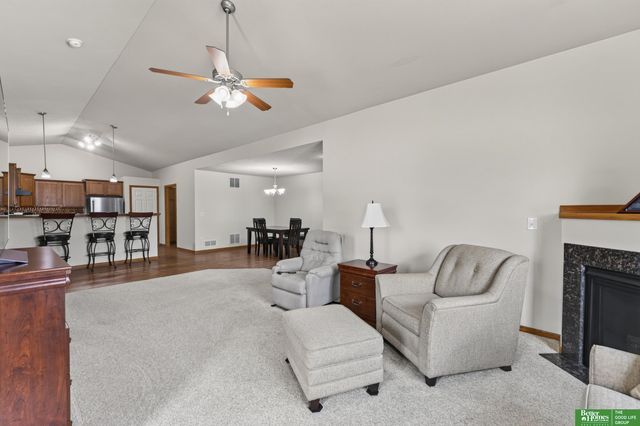 8706 N 160 Plaza, Bennington, NE 68007