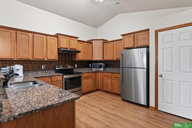 8706 N 160 Plaza, Bennington, NE 68007
