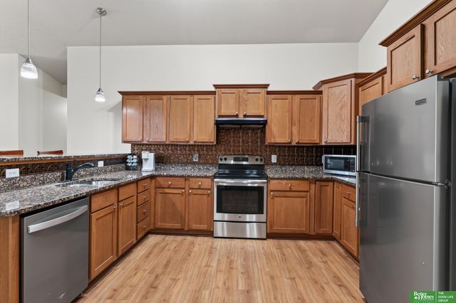 8706 N 160 Plaza, Bennington, NE 68007