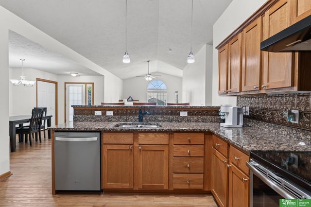 8706 N 160 Plaza, Bennington, NE 68007