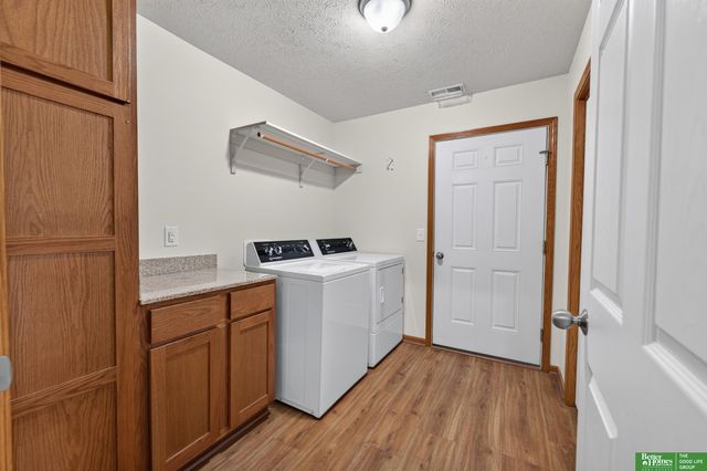 8706 N 160 Plaza, Bennington, NE 68007