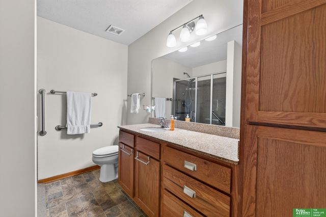 8706 N 160 Plaza, Bennington, NE 68007