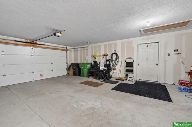 8706 N 160 Plaza, Bennington, NE 68007