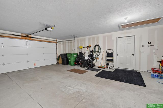 8706 N 160 Plaza, Bennington, NE 68007