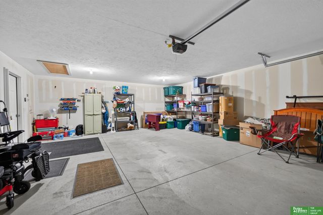 8706 N 160 Plaza, Bennington, NE 68007