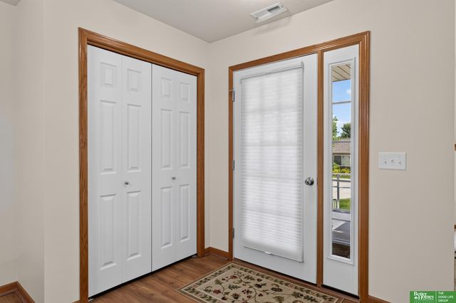 8706 N 160 Plaza, Bennington, NE 68007