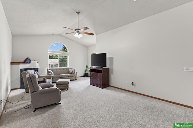 8706 N 160 Plaza, Bennington, NE 68007
