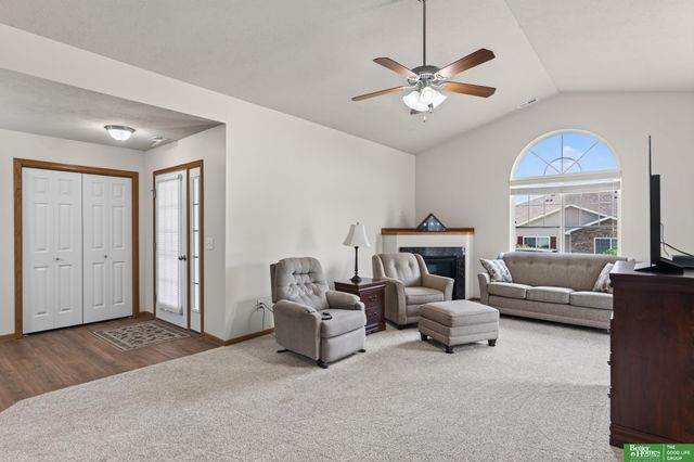 8706 N 160 Plaza, Bennington, NE 68007