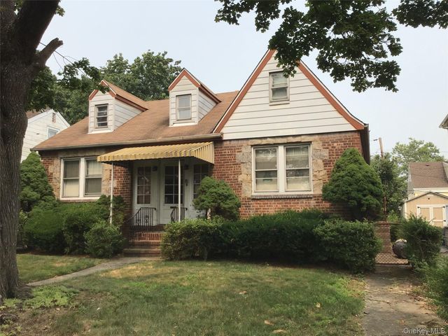 25 Collins Avenue, Williston Park, NY 11596