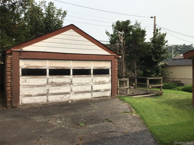 25 Collins Avenue, Williston Park, NY 11596