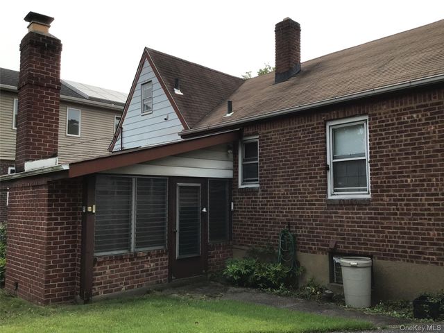 25 Collins Avenue, Williston Park, NY 11596