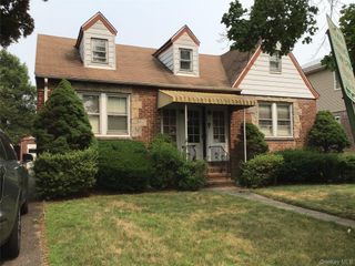 25 Collins Avenue, Williston Park, NY 11596